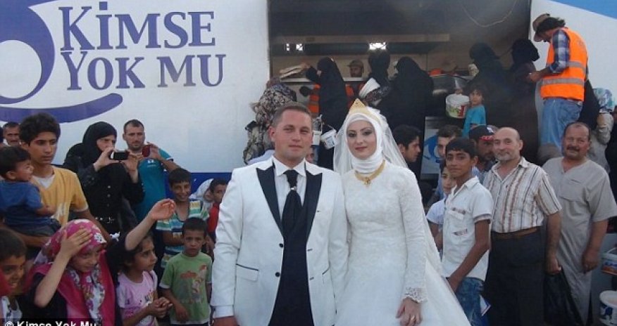 Newlyweds spend their wedding day feeding 4,000 Syrian refugees on Turkish border