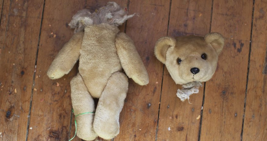 Трехлетнего игиловца учат резать голову