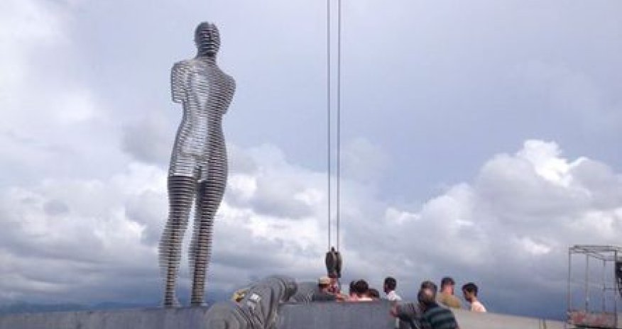 Sculpture of Ali and Nino ruined in Batumi