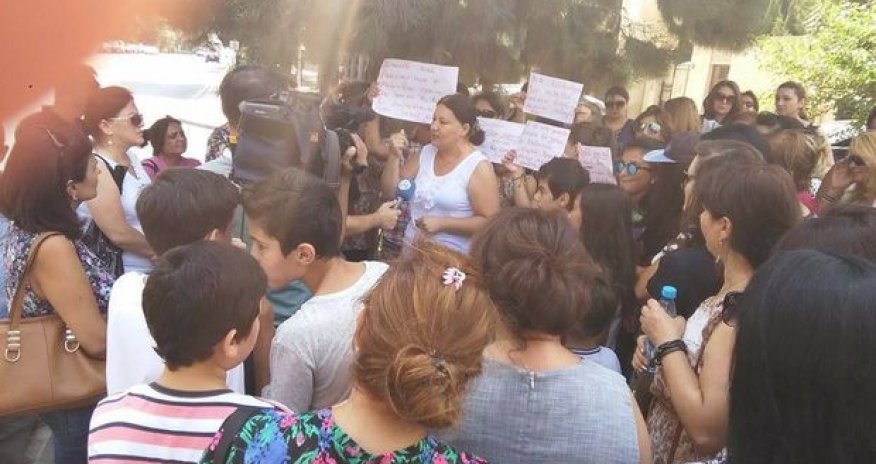 Bakıda 20 nömrəli məktəbin qarşısında aksiya