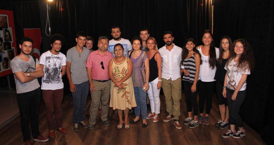 Gənc Tamaşaçılar Teatrının aktyoru mükafatlandırıldı - Fotolar