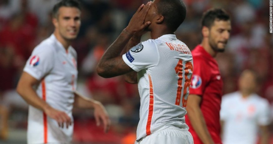 Euro 2016: Iceland book finals spot as Dutch look frozen out