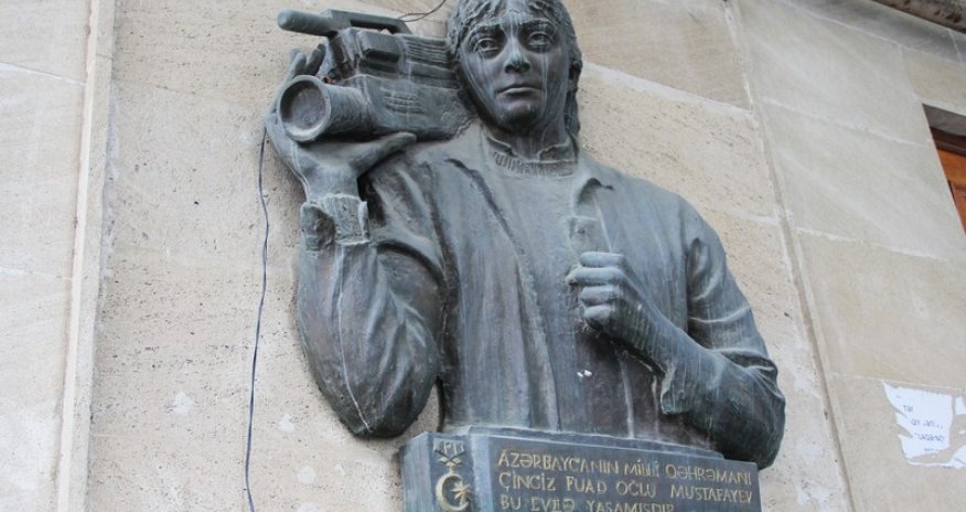 Барельефы на стенах Баку -  ФОТО