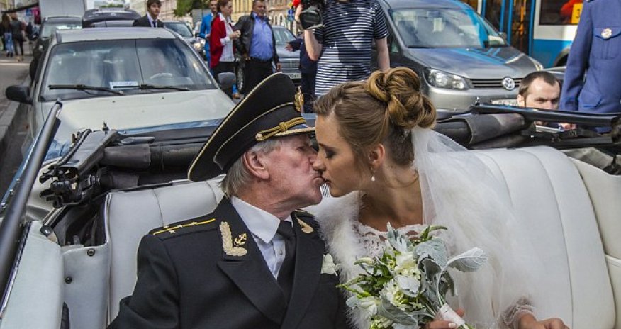 84 yaşlı aktyor özündən 60 yaş balaca tələbəsi ilə ailə qurdu - FOTOLAR