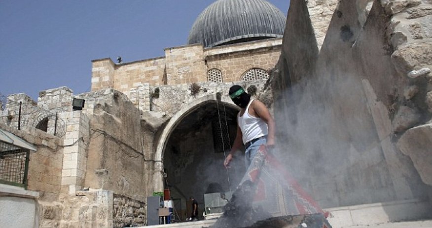 Masked Palestinians clash with Israeli police at Jerusalem mosque