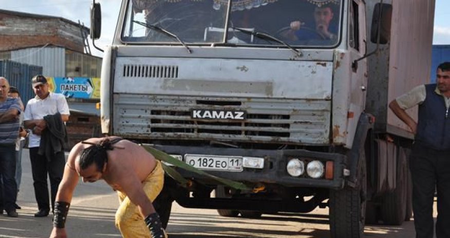 Azərbaycanlı “Herakl” saçları ilə KAMAZı dartdı – VİDEO