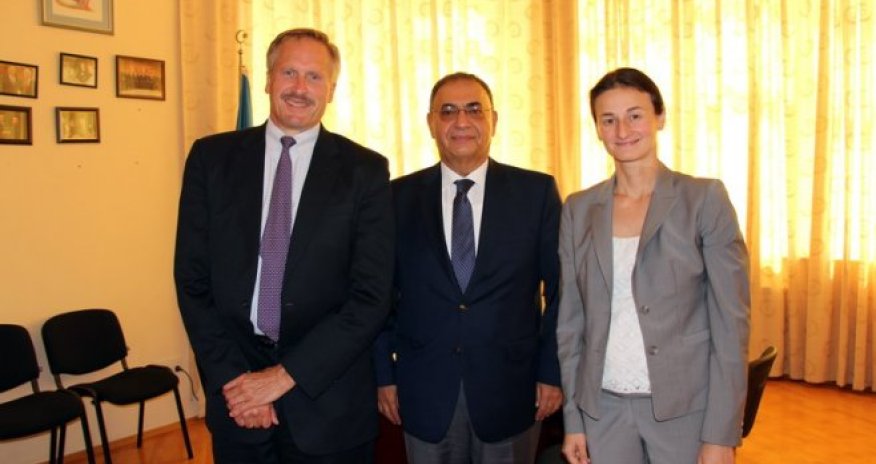 US ambassador visits Asim Mollazade in DRPA office