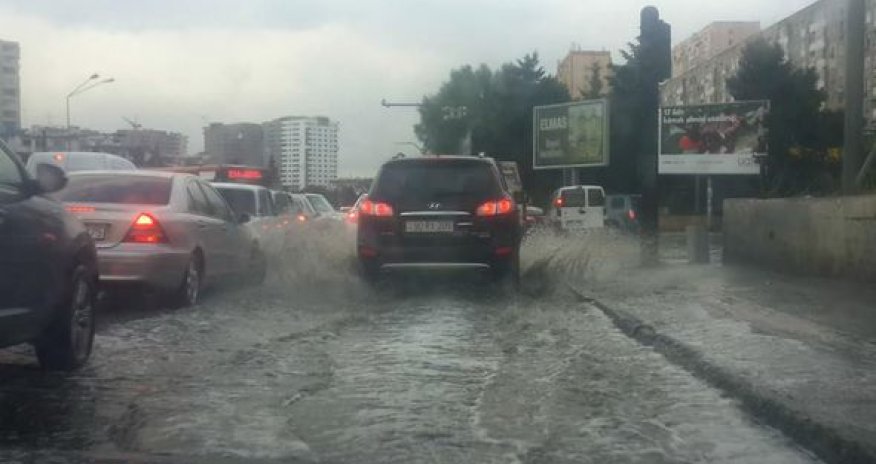 Bakıda güclü yağış: Əhmədlini su basdı
