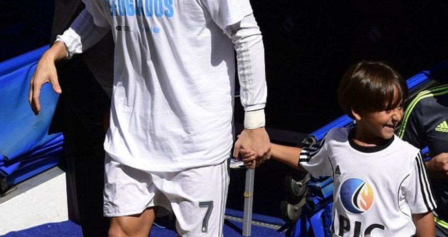 Ronaldo walked onto Real Madrid pitch holding hand of Syrian refugee