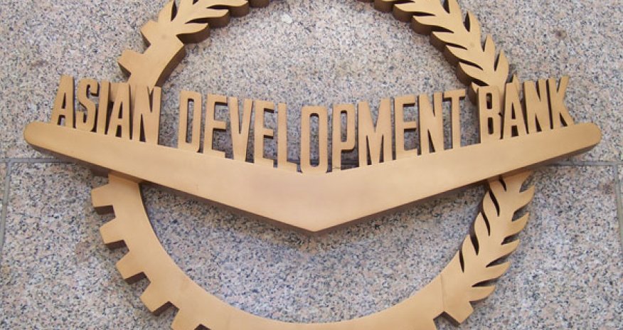 ADB says another devaluation of manat possible if oil prices remain low