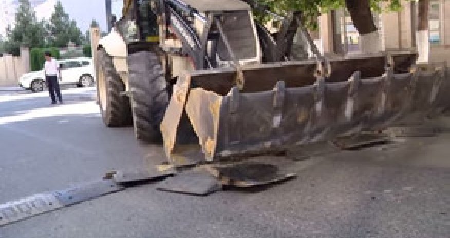 Bakıda yollardakı süni maneələrin sökülməsinə başlanılıb - VİDEO