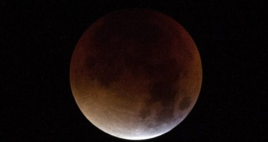 'Supermoon' coincides with lunar eclipse