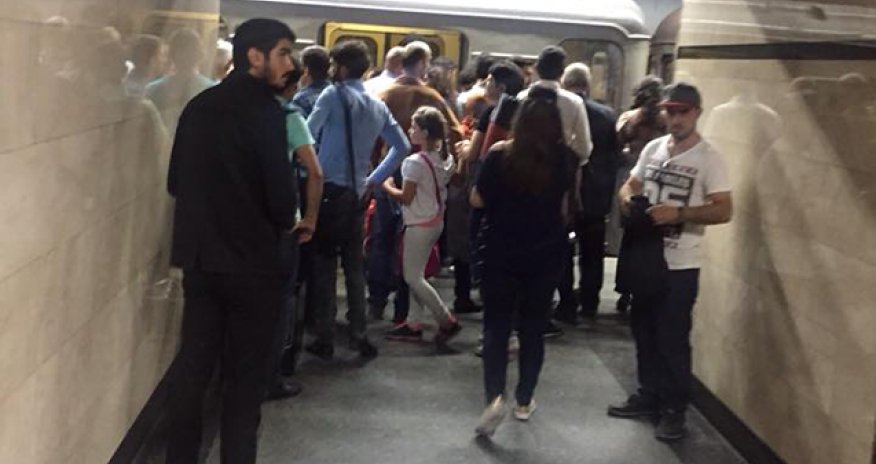 Bakı metrosunda qatar dayandı - Sərnişinlər təxliyyə olundu
