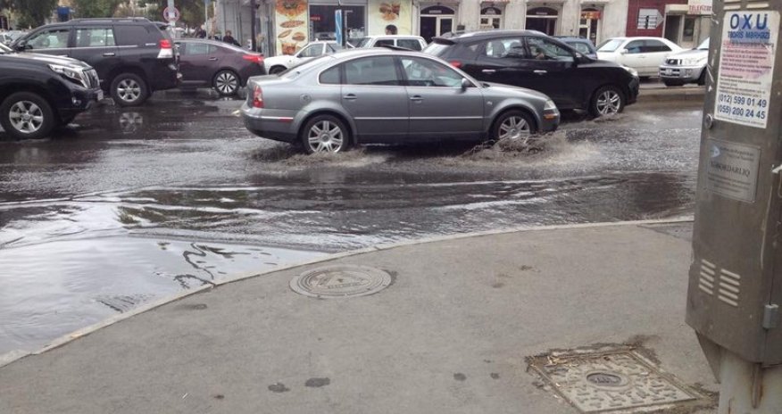 Bakıda küçəni su basdı - FOTOLAR