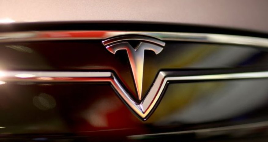 Tesla launches 'autopilot' update but urges caution