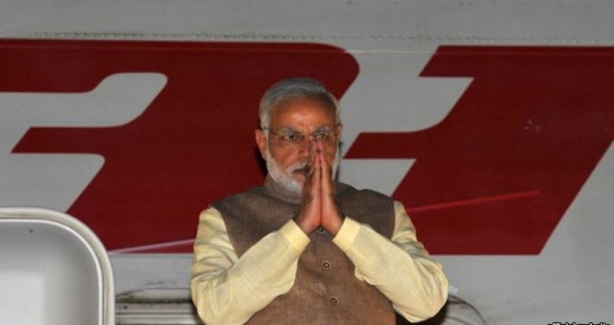 Hind yazıçıları baş nazirin istefasını tələb edirlər