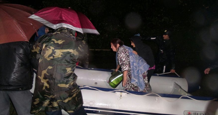 Lənkəranda evləri su basdı, 18 nəfər təxliyə edildi