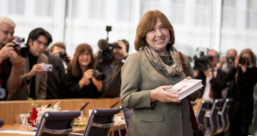 Belarus Svetlana Aleksieviçin əsərlərini dərsliklərə qaytarır