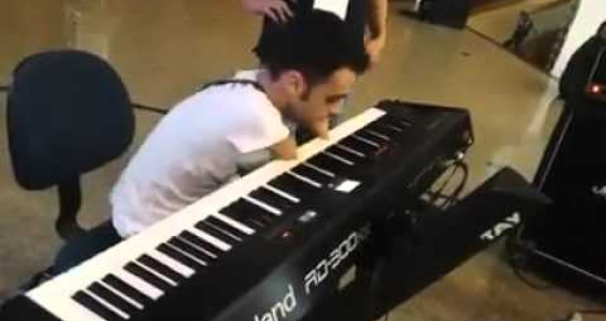 РАЗНОЕ: А вы умеете без рук играть на пианино? 