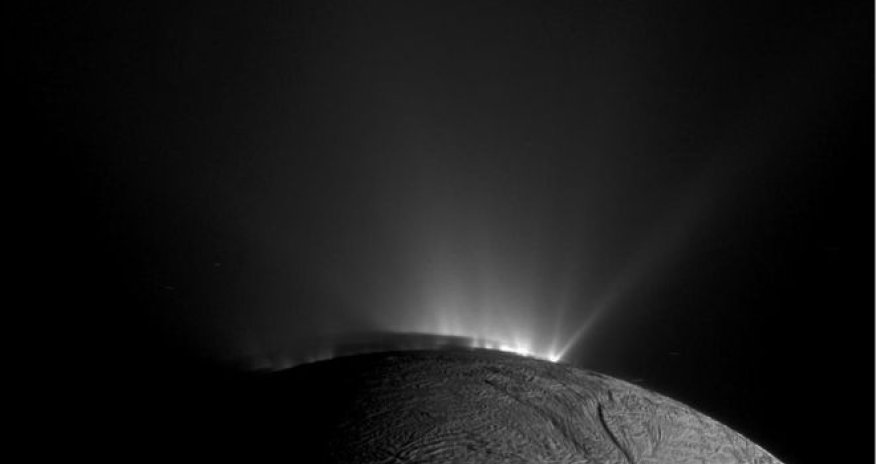 Cassini probe to sweep over Saturn's moon Enceladus