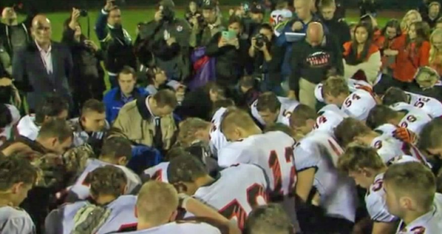 Тренер лишился работы из-за молитв