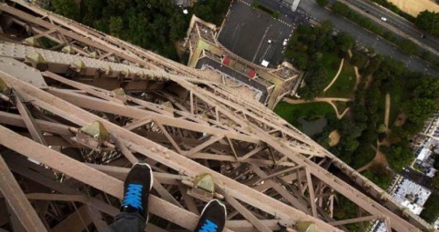 Экстремал покорил Эйфелеву башню