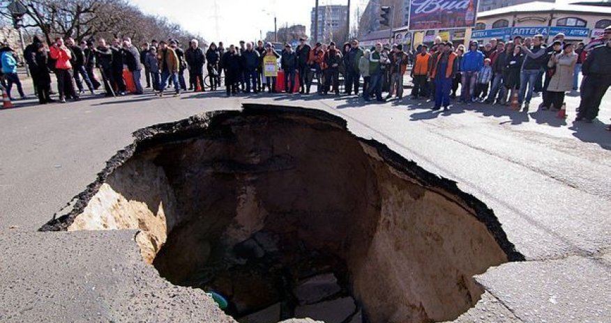 Авария в канализационной трубе в Баку: Осела дорога
