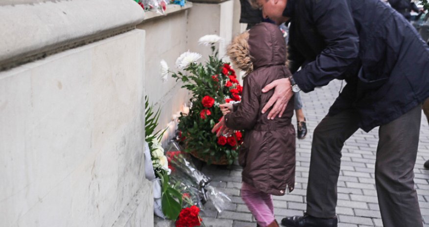 В Баку почтили память жертв теракта во Франции - ФОТО