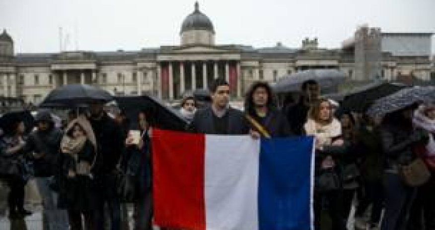 Мир сопереживает Франции - ФОТО