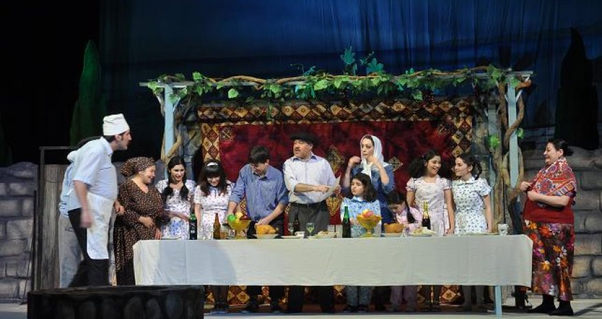 Gənc Tamaşaçılar Teatrında bir aya 40 tamaşa - Fotolar