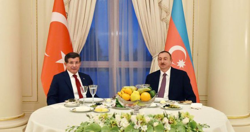 Əhməd Davudoğlunun şərəfinə ziyafət verildi