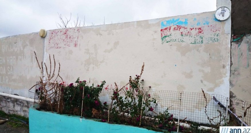 Küçə hasarlarından dini şüarlar silinir, evlərə sayğaclar quraşdırılır - Nardarandan FOTOLAR