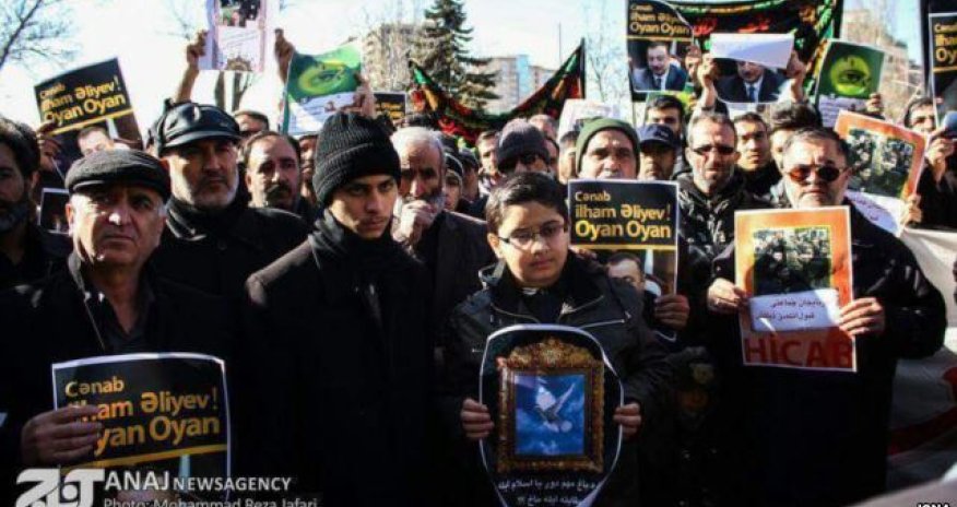 Iranians protest outside Azerbaijani consulate in Tabriz