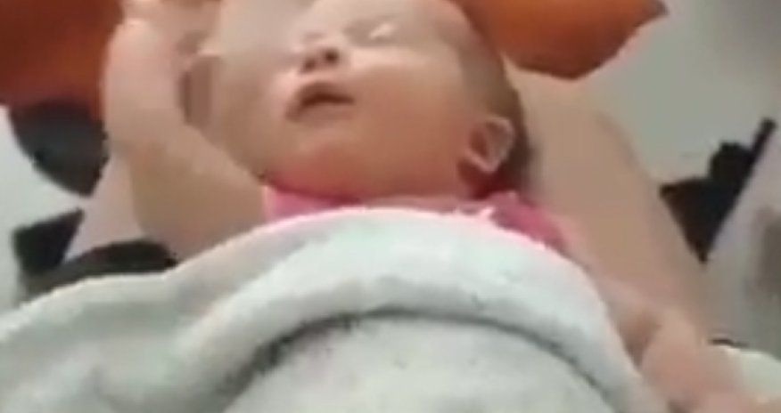 MÜXTƏLİF: Yuxulu körpənin məntiqli hərəkətləri