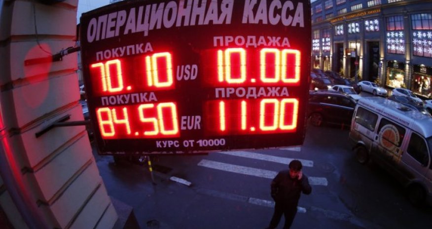Ruble drops to record-low close after Fed liftoff as crude falls