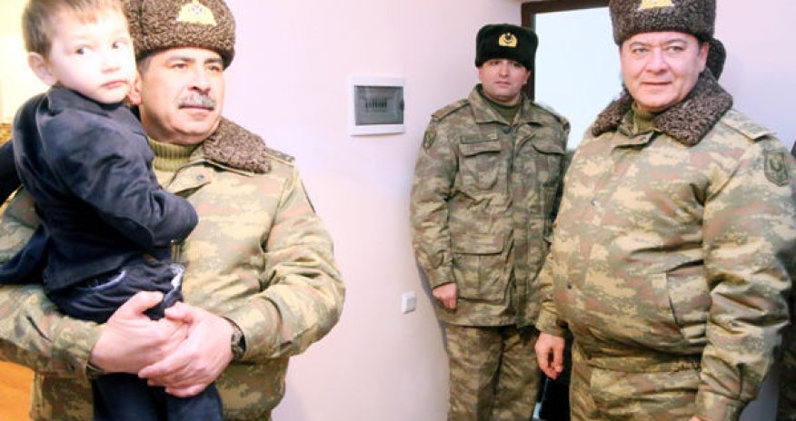 Министр на открытии новых домов для военных