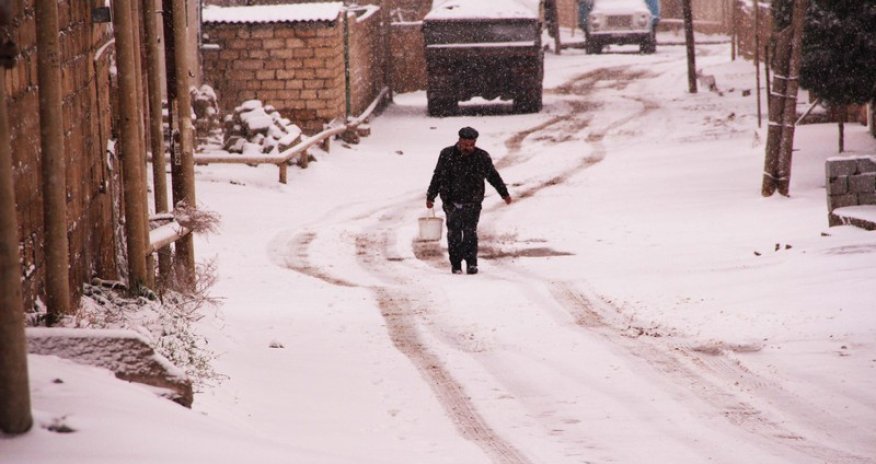 В Баку выпал первый снег в Новом году -  ФОТО