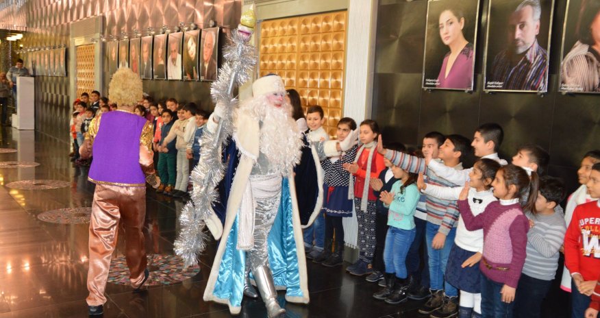 “Mauqlinin Yeni ili” azyaşlı tamaşaçıları sevindirməkdə davam edir - Fotolar
