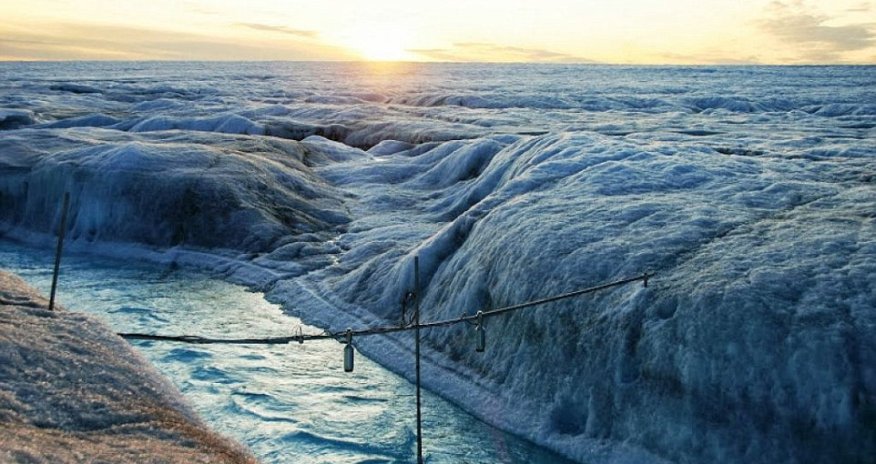 Stunning (yet worrying) photographs capture Greenland's disintegrating icecap