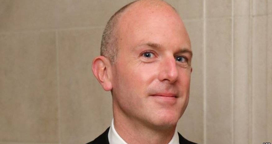 Lorin Stein: Nəsr yazmaq tvit, status yazmağın tam əksidir