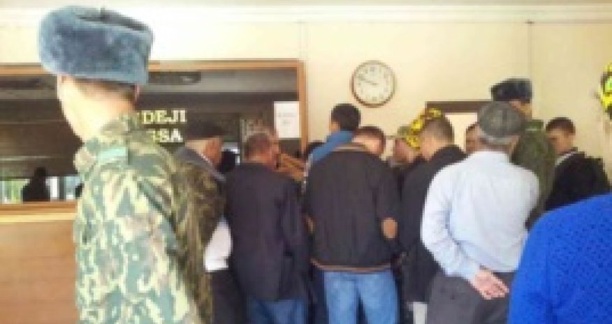 1 dollar 4 manat oldu, valyuta satışı dayandırıldı - Bu ölkədə