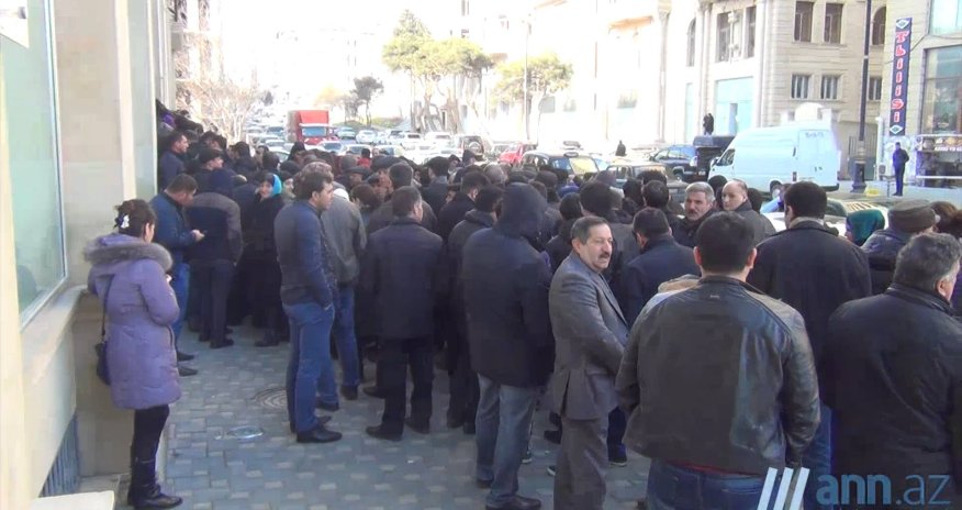 Heç bir bank dollar satmır, birindən başqa… - FOTOLAR