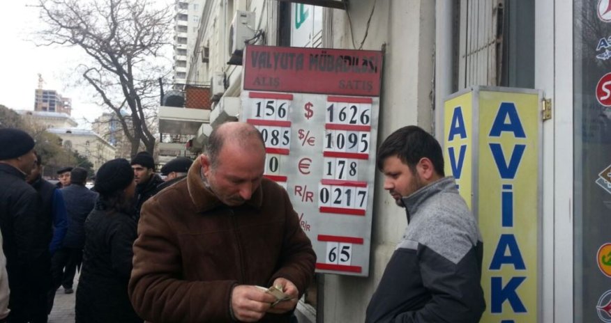 Azerbaijani banks place new limits on foreign currency sales