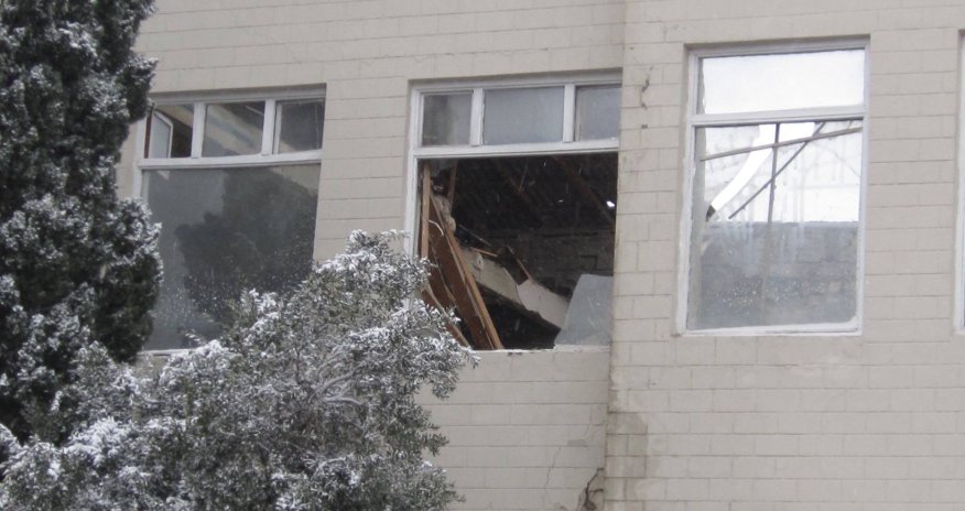 Bakıda univermaq çöküb, dağıntılar altında qalanlar var