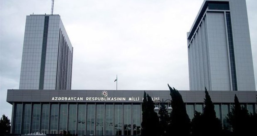 Milli Məclisin qarşısında bir nəfər özünü yandırmaq istədi