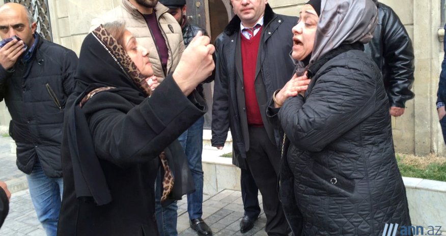 XƏBƏR ANı: Məhkəmə zalına bibər qazı buraxıldı