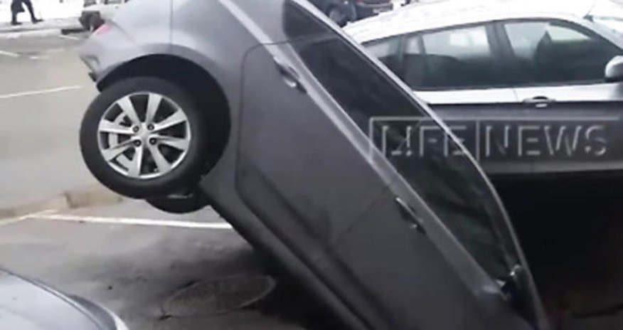 Автомобиль попал в воронку