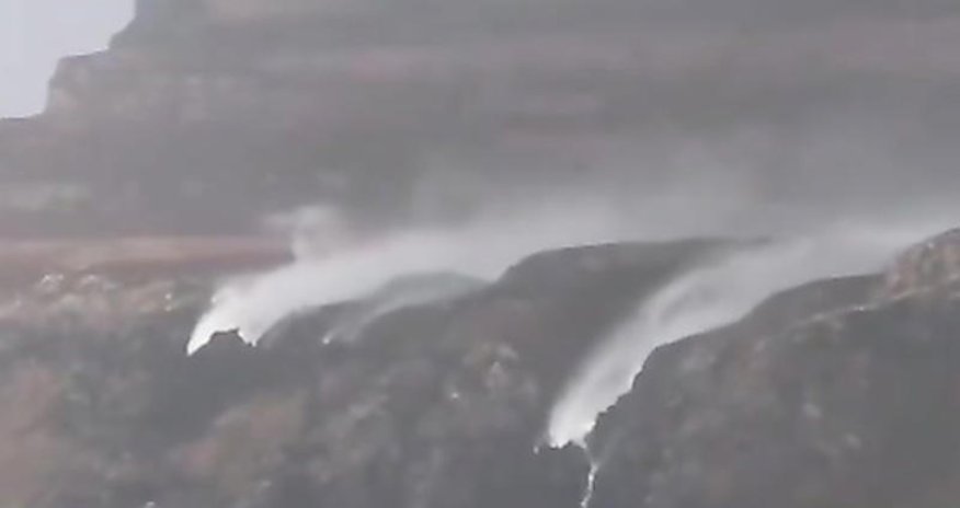 Шторм развернул водопад