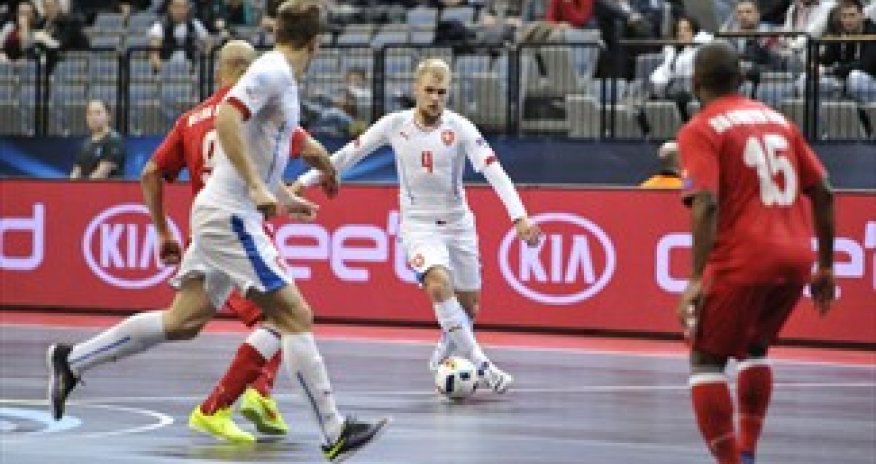 Azerbaijan pip Czechs by odd goal in 11