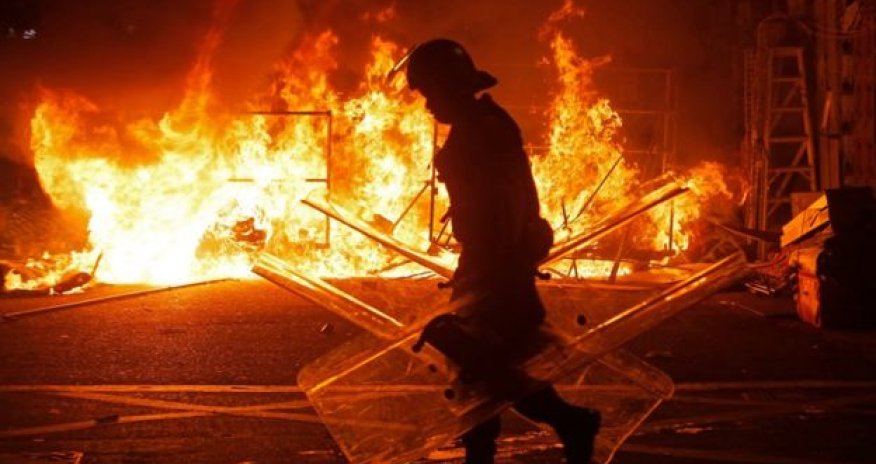 Hong Kong clashes as police clear food stalls